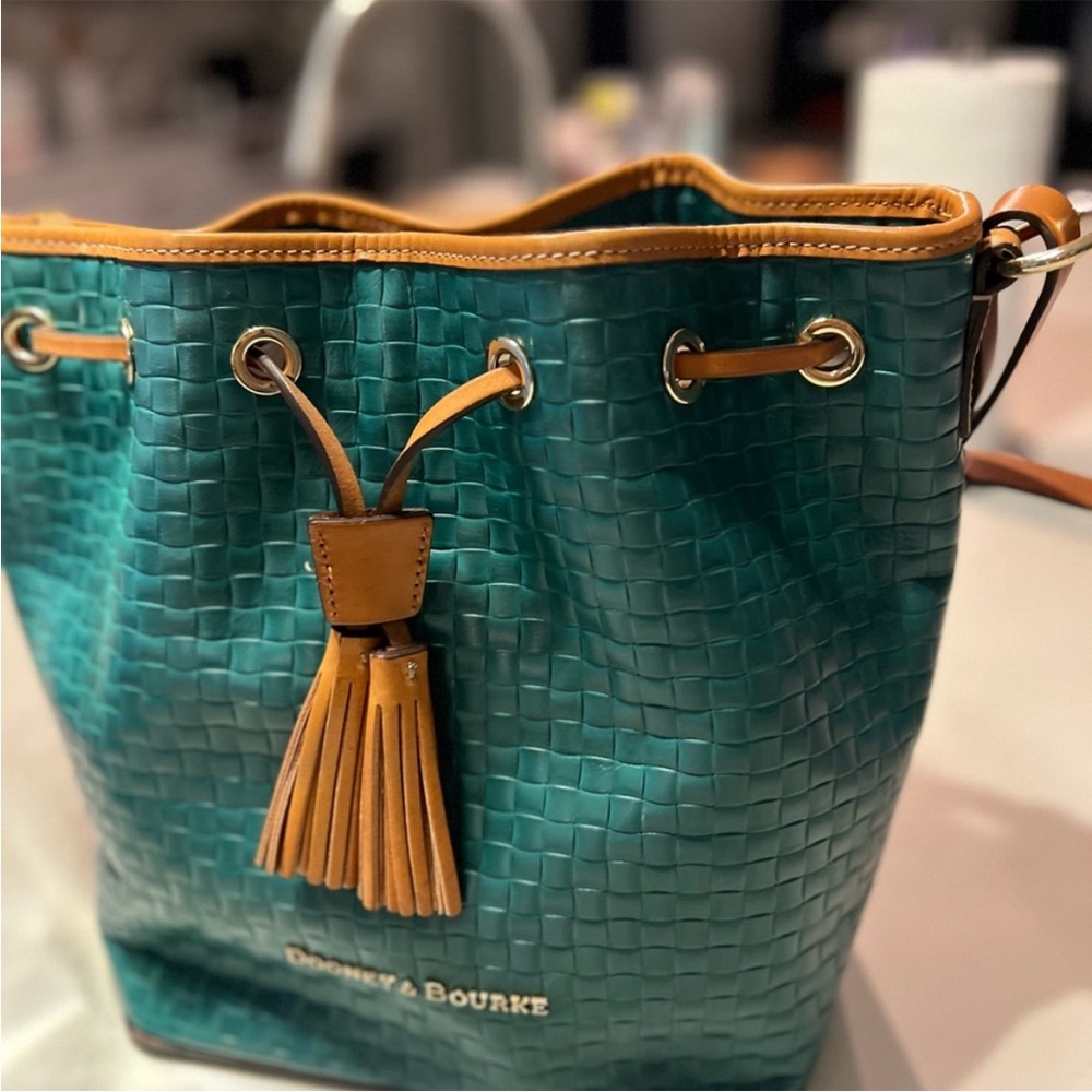 Dooney & Bourke// green bucket bag - Picture 4 of 10